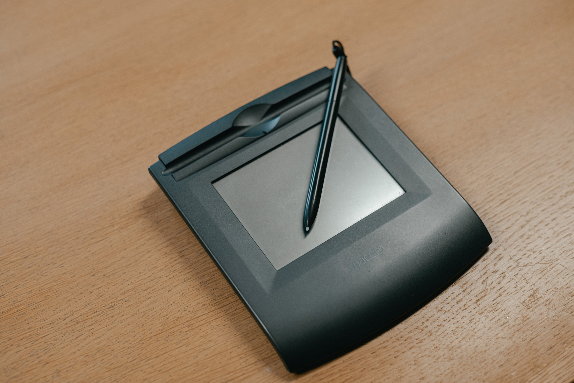 Tablette de signature électronique posée sur un bureau